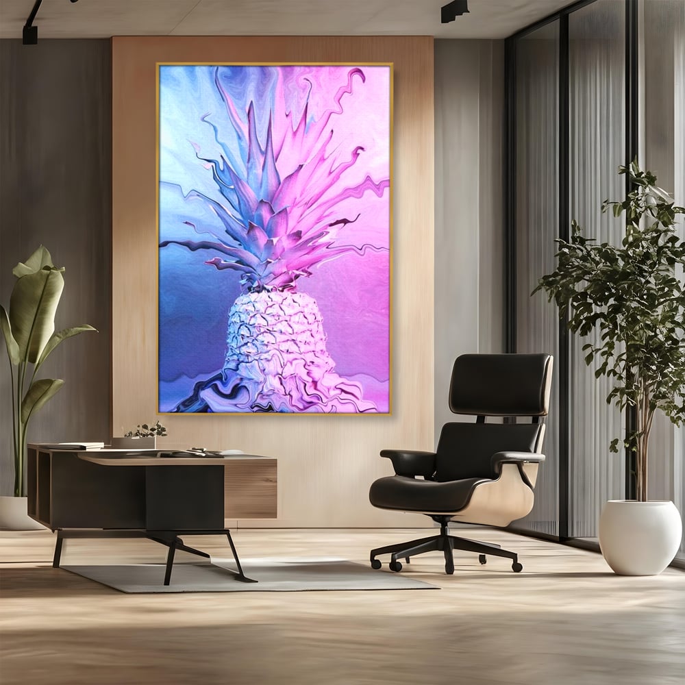 Tablou canvas cu tablou canvas cu ananas neon, in rama de aluminiu auriu, pe perete intr-un birou